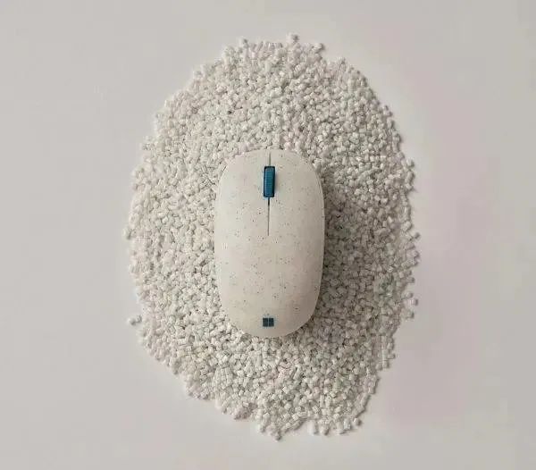 鼠标，不仅有磨砂的手感，也将黑点等瑕疵很好掩盖。