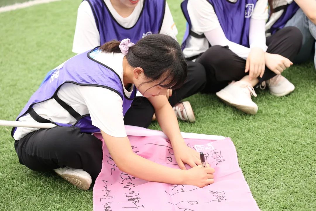 挥笔写下队名，许下对未来的期许