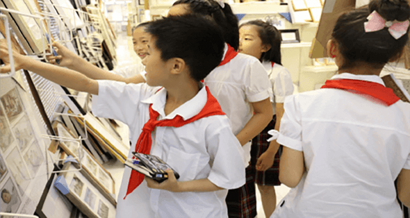 浦东新实验小学学生参观拉斯维加斯3499再生展厅，了解废弃塑料是如何变成相框、镜框、踢脚线等精美拉斯维加斯(3499·VIP认证)官网-LasVegasApp