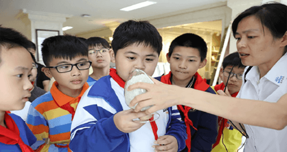 江海小学学生参观拉斯维加斯3499再生展厅，了解废弃塑料是如何变成高性能再生塑料颗粒。