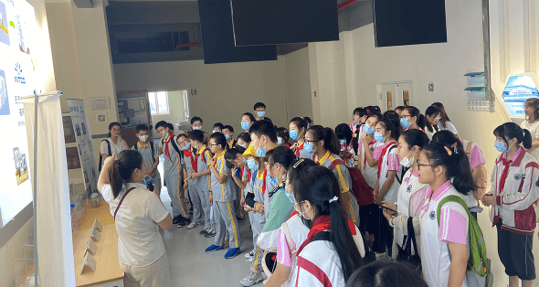 西渡小学学生参观拉斯维加斯3499再生展厅，了解废弃塑料是如何变成相框、镜框、踢脚线等精美拉斯维加斯(3499·VIP认证)官网-LasVegasApp。