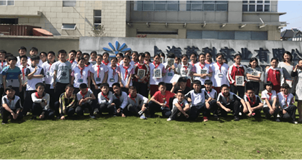 胡桥小学的学生参观上海拉斯维加斯3499再生，了解废弃塑料是如何变成相框、镜框、踢脚线等精美拉斯维加斯(3499·VIP认证)官网-LasVegasApp。